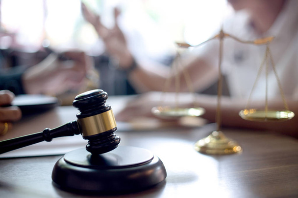 Advocaat of rechter hamer met evenwicht handdruk  - Foto, afbeelding
