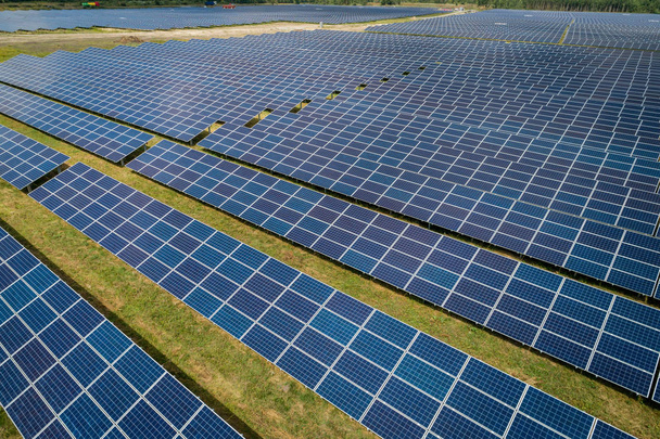 Güneş ışığıyla aydınlatılmış güneş panellerinin havadan görünümü - Fotoğraf, Görsel