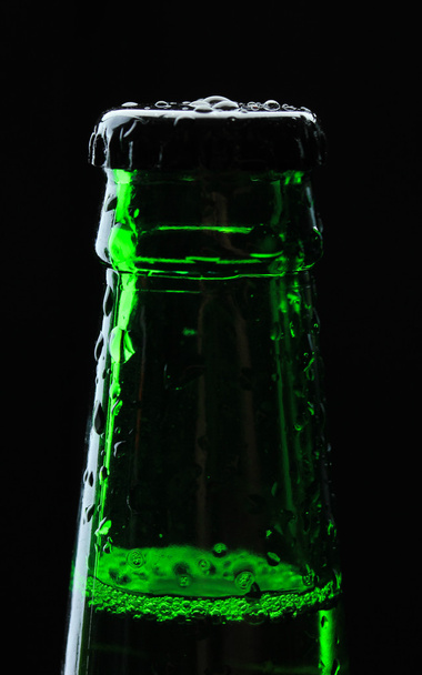 Bottle of beer on black background - Foto, afbeelding