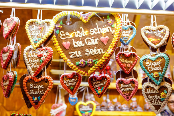 Alman Noel Pazarı'nda Gingerbread Hearts. Nürnberg, Münih, Fulda, Berlin, Almanya'da Hamburg xmas pazarı. Almanca'da seninle olmak çok güzel.. - Fotoğraf, Görsel