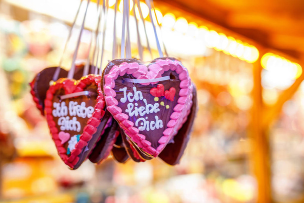 Alman Noel Pazarı'nda Gingerbread Hearts. Nürnberg, Münih, Fulda, Berlin, Almanya'da Hamburg xmas pazarı. Almanca'da seni seviyorum.. - Fotoğraf, Görsel