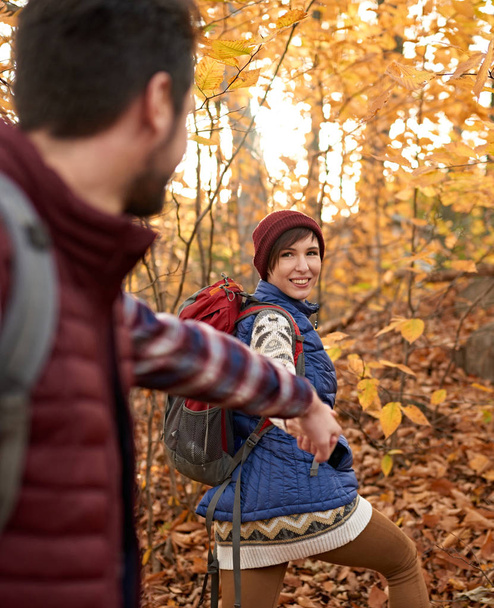 カナダの秋に森をハイキング魅力的な白人カップルのポブ画像 - 写真・画像