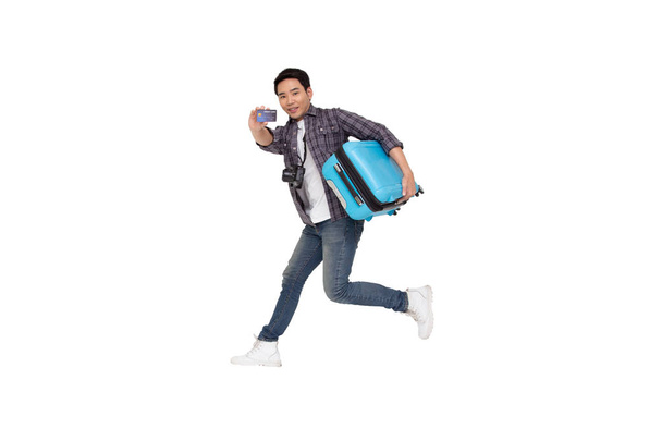 Jeune homme asiatique sautant avec valise et carte de crédit isolé
  - Photo, image