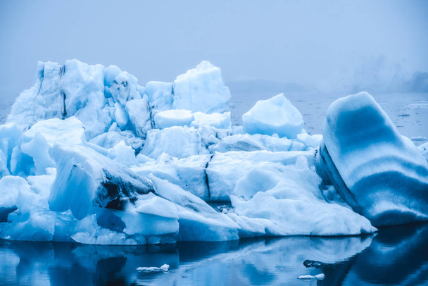 Παγόβουνα στην παγωμένη λιμνοθάλασσα Jokulsarlon στην Ισλανδία. - Φωτογραφία, εικόνα