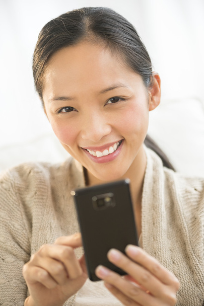Happy Woman Holding Smart Phone - Φωτογραφία, εικόνα
