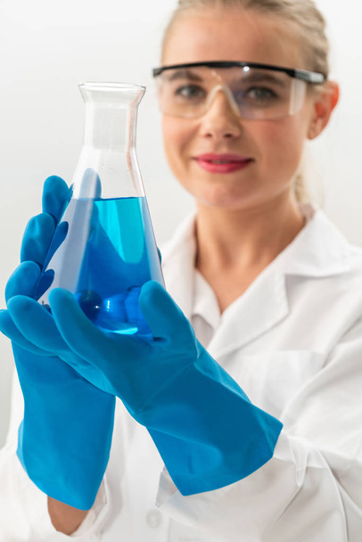 Woman scientist working in chemist laboratory. - Foto, afbeelding