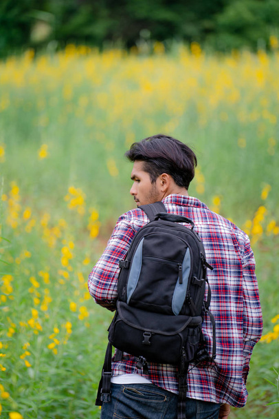 Junger Mann reist mit Rucksack in die Natur. - Foto, Bild
