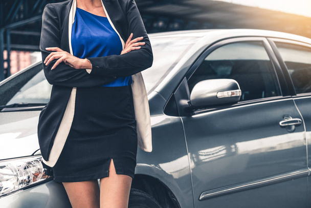 Αυτοπεποίθηση επιχειρηματίας στέκεται δίπλα από το αυτοκίνητο. - Φωτογραφία, εικόνα