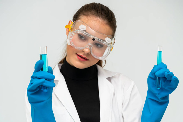 Mujer científica trabajando en laboratorio de química
. - Foto, imagen