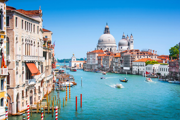 Canal Grande y Basílica de Santa Maria della Salute en Venecia, Italia
 - Foto, imagen