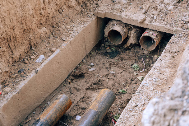 Csővezeték javítás Kazahsztánban. Cseréje a régi csövek Shymkent. A vascsövek leszerelése az utcán. - Fotó, kép