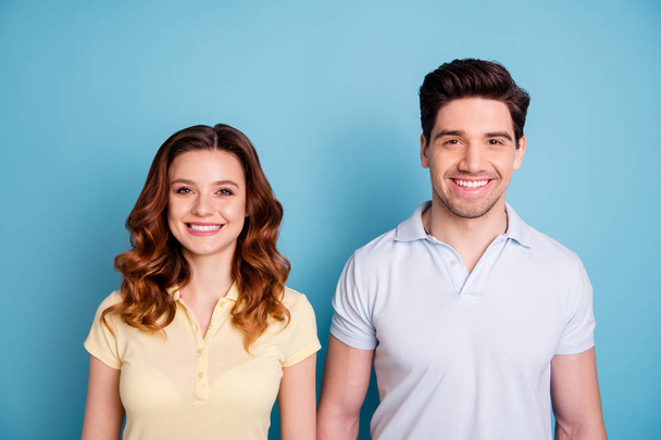 Close-up foto van twee paar mensen positieve stemming mooie look witte perfecte tanden slijtage casual t-shirts geïsoleerd blauwe achtergrond - Foto, afbeelding