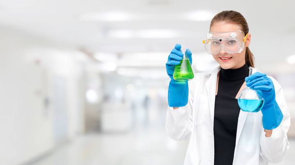 科学者または化学者は実験室で試験管を握る - 写真・画像