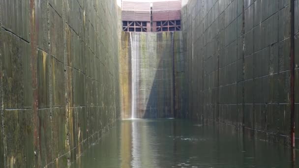 Přepravní komora na vodu bran. Uvnitř uzavřená zdymadlová brána na řece Dnieper na Ukrajině. Pohled z lodi - Záběry, video