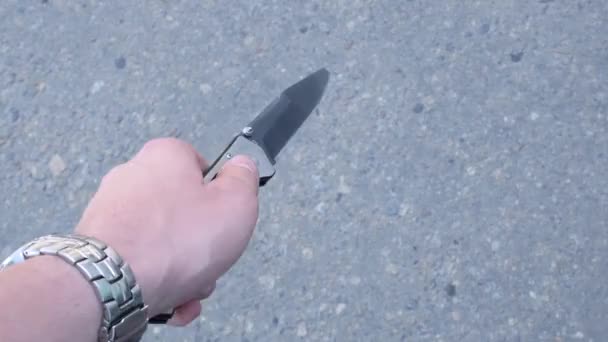 Muž, který předvádí nůž. Zavíjím ocelový nůž. Turistické vybavení pro pěší turistiku a kempování na přírodě - Záběry, video