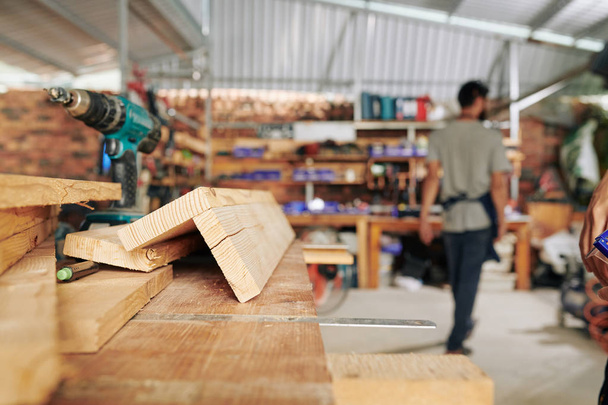 Vrtačky a připojené dřevěné hobely na pracovní stůl při výrobě nábytku, vybrané zaměření - Fotografie, Obrázek