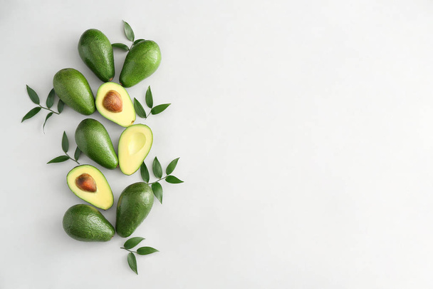 Frische reife Avocados auf weißem Hintergrund - Foto, Bild
