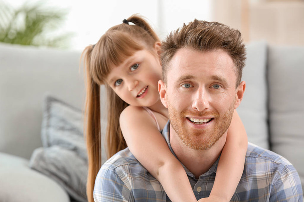 Ritratto di padre felice e sua figlia a casa
 - Foto, immagini