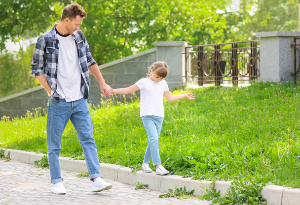Щасливий батько і його маленька дочка гуляють на відкритому повітрі
 - Фото, зображення
