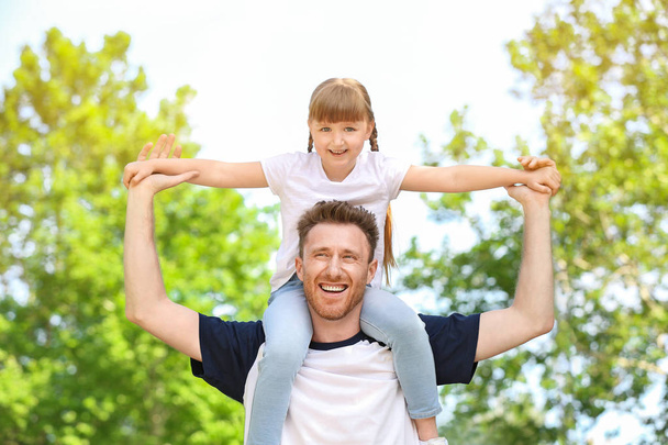 Mutlu baba ve küçük kızı açık havada portresi - Fotoğraf, Görsel