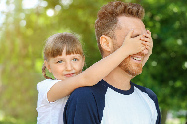 Retrato de padre feliz y su pequeña hija jugando al aire libre
 - Foto, imagen