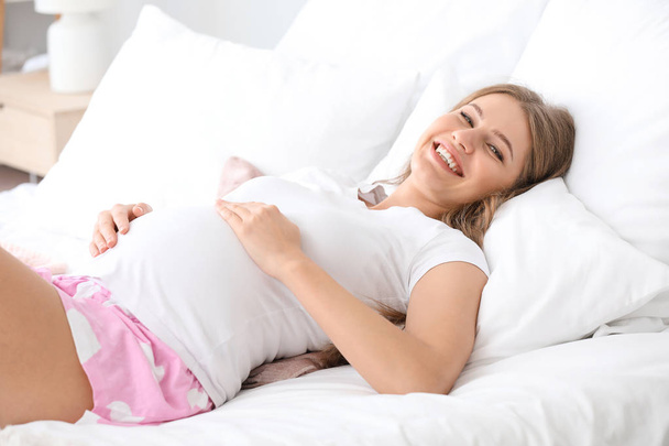 Утро красивой беременной женщины в спальне
 - Фото, изображение