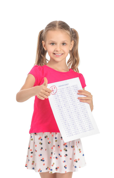 Ragazza felice con foglio di risposta per il test scolastico su sfondo bianco
 - Foto, immagini