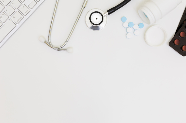 Stethoskop, Draufsicht auf den Arzttisch, leeres Papier auf weißem Hintergrund,  - Foto, Bild