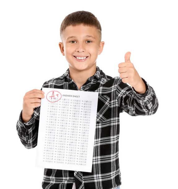 Счастливый мальчик с листом ответа на школьный тест на белом фоне
 - Фото, изображение