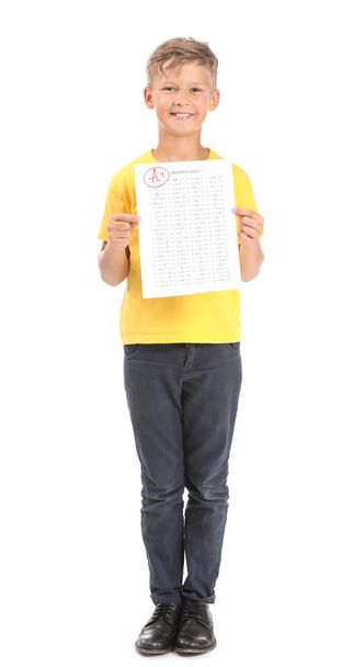 Szczęśliwy chłopiec z arkuszem odpowiedzi do egzaminu szkolnego na białym tle - Zdjęcie, obraz