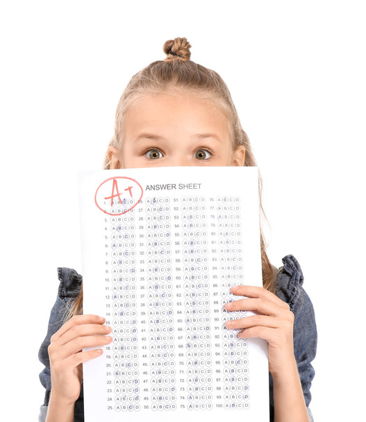Dziewczyna z arkuszem odpowiedzi do egzaminu szkolnego na białym tle - Zdjęcie, obraz