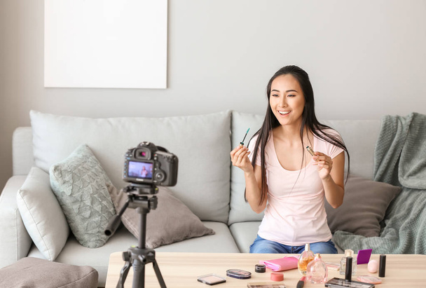 Asiático belleza blogger grabación de vídeo en casa - Foto, Imagen