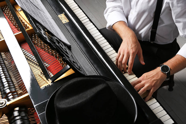 Человек, играющий на рояле на концерте
 - Фото, изображение