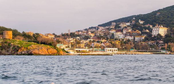 Uitzicht op sedef Island, bekend als Mother of Pearl Island, uit de zee van Marmara, Istanboel, Turkije - Foto, afbeelding
