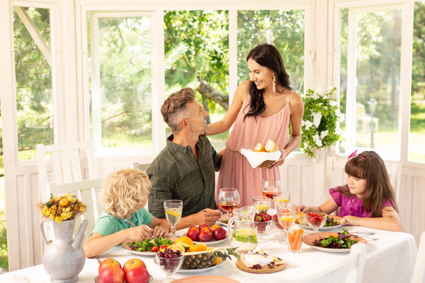 Rodzice uczucie wesoły korzystających obiad rodzinny w weekend - Zdjęcie, obraz