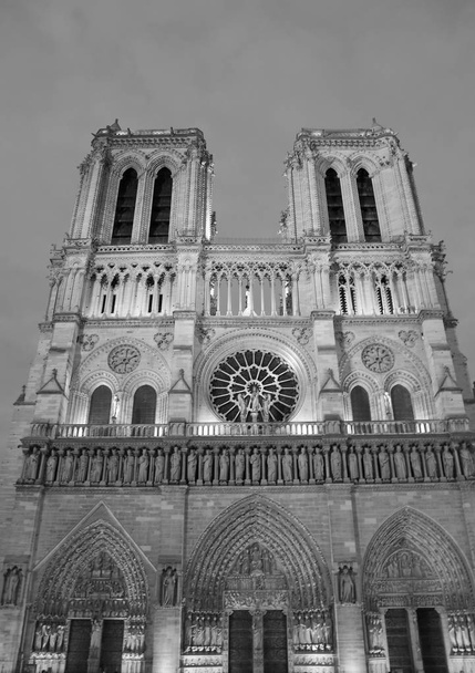 Βασιλική της Παναγίας των Παρισίων στη Γαλλία με μαύρο και άσπρο - Φωτογραφία, εικόνα