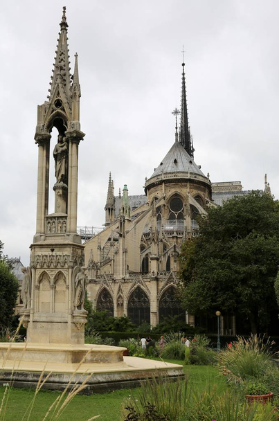 Parque público atrás da Basílica de Notre Dame de Paris antes do
 - Foto, Imagem