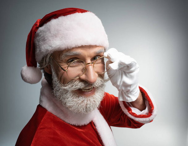 Elderly Santa Claus smiling and looking at camera - Foto, immagini