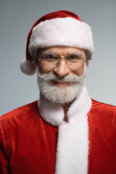 Mature Santa Claus looking at camera and smiling - Foto, imagen