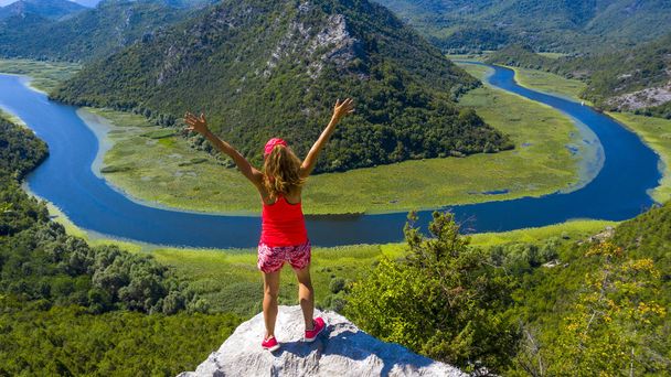 ormální pohled na krajinu jezera Skadarské v Černé hoře, žena šťastná nebo prázdninová koncepce - Fotografie, Obrázek