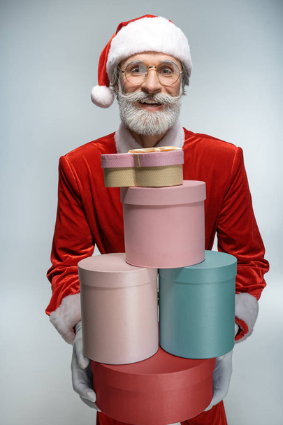 Santa Claus holding gift box in hands - Fotoğraf, Görsel