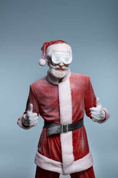 Mature Santa Claus showing thumbs up and smiling - Foto, Bild