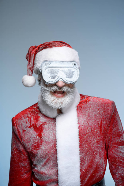 Senior-Weihnachtsmann in Schutzbrille lächelt breit - Foto, Bild