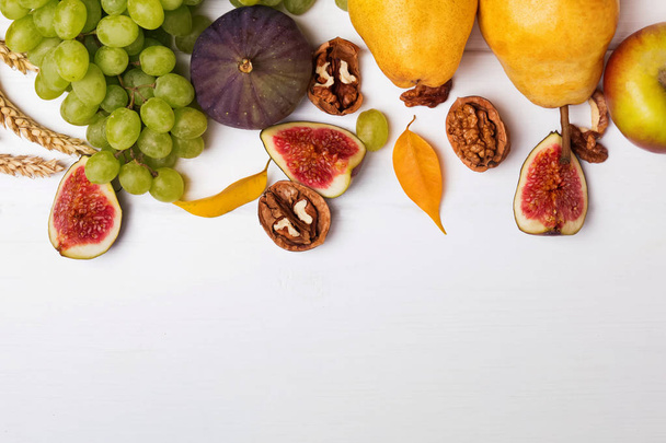 Composición creativa de otoño con frutas, hojas y nueces
 - Foto, imagen
