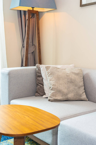 Удобная подушка для украшения дивана
 - Фото, изображение