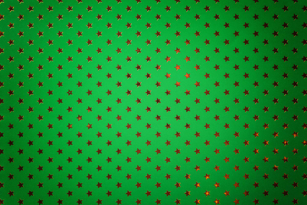 Темно-зелений фон з металевої фольги паперу з золотими зірками візерунком
. - Фото, зображення