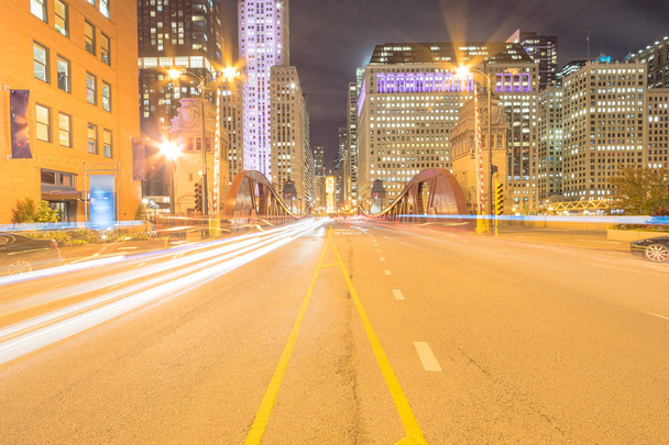 Fény nyomvonal és irodaházak Észak-LaSalle utcai híd belvárosában Chicago éjjel - Fotó, kép