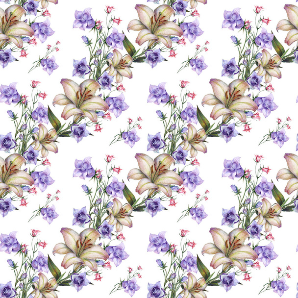 Aquarell Wiesenglockenblumen und Lilie. nahtlose Muster Feld Blumen auf weißem Hintergrund. - Foto, Bild