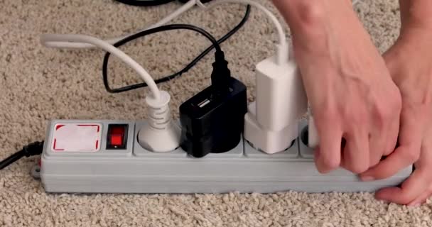 Las manos apagan y desconectan los cables del interruptor de electricidad
 - Metraje, vídeo