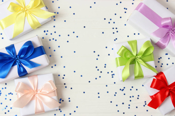 cadeaux, confettis et accessoires de fête sur fond coloré vue de dessus. - Photo, image
